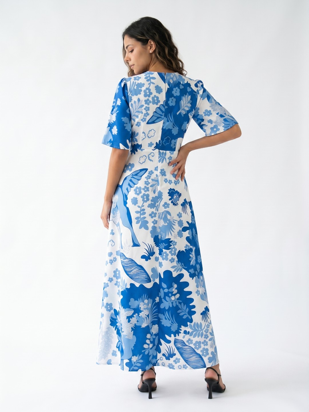 Women Blue & White Floral Printed Cut-Out Maxi Dress - Image 2