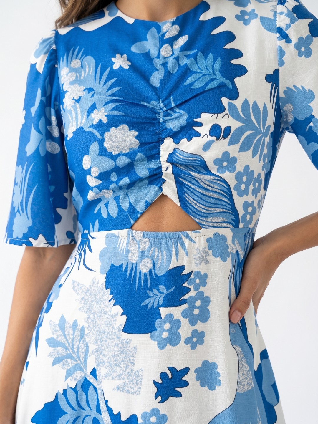 Women Blue & White Floral Printed Cut-Out Maxi Dress - Image 4